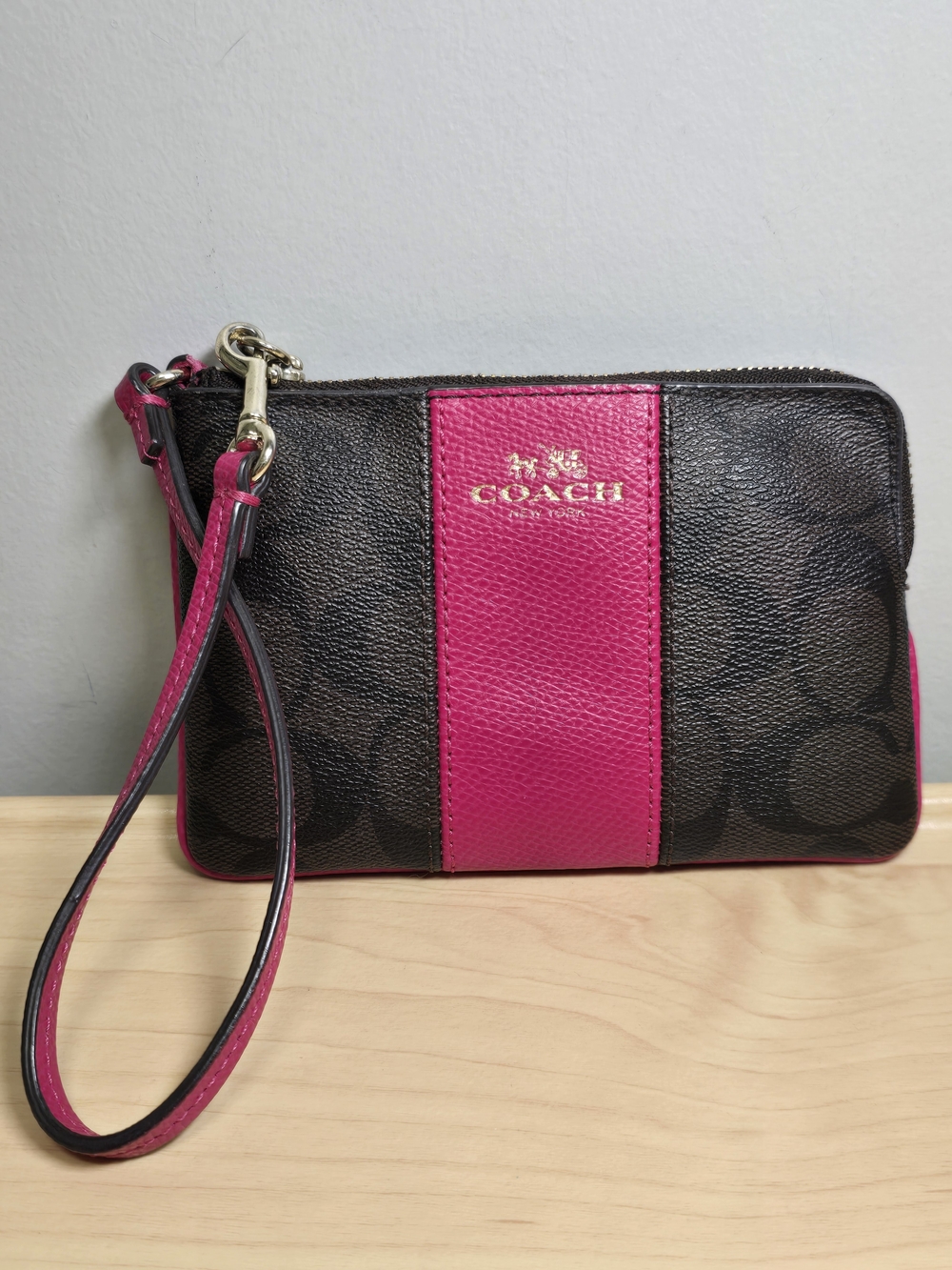 COACH F64233 Brown Signature Corner Zip Wristlet Hot Pink Center Stripe *READ*
